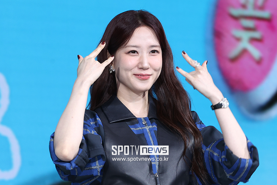 노란 수영복에 섹시한 몸매 어필하는 존예 처자