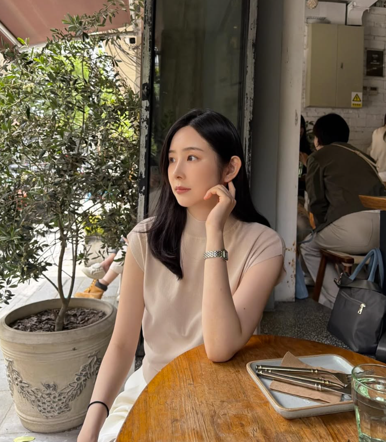 노란 수영복에 섹시한 몸매 어필하는 존예 처자