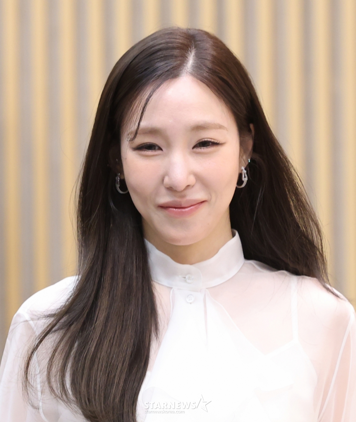노란 수영복에 섹시한 몸매 어필하는 존예 처자