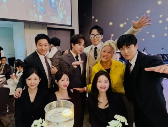 Shinhwa members attending Lee Min-woo's wedding