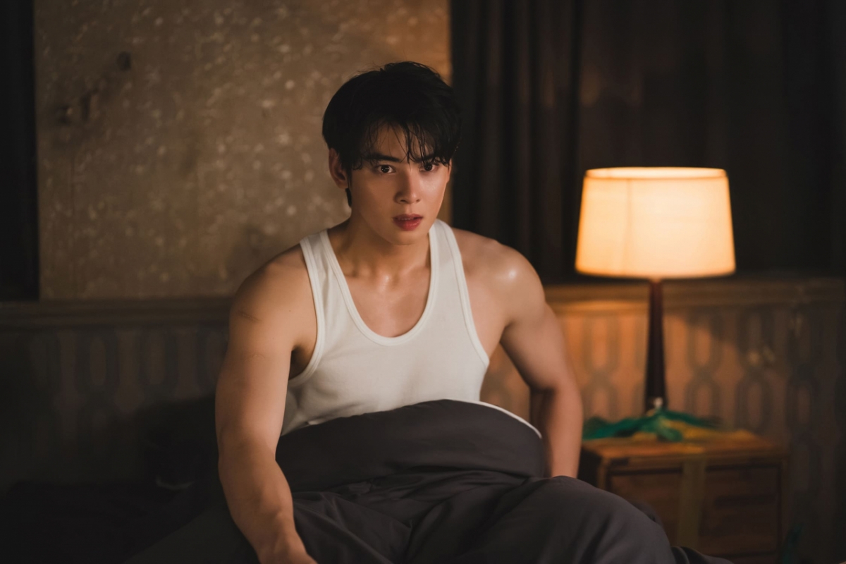 노란 수영복에 섹시한 몸매 어필하는 존예 처자