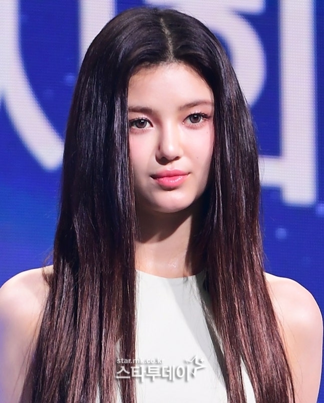 노란 수영복에 섹시한 몸매 어필하는 존예 처자