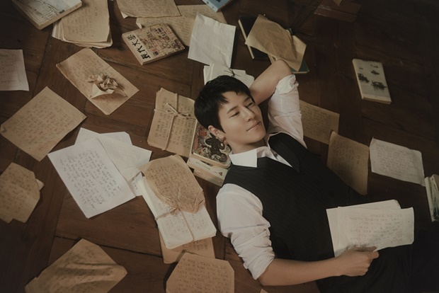 노란 수영복에 섹시한 몸매 어필하는 존예 처자