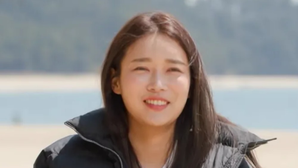 노란 수영복에 섹시한 몸매 어필하는 존예 처자