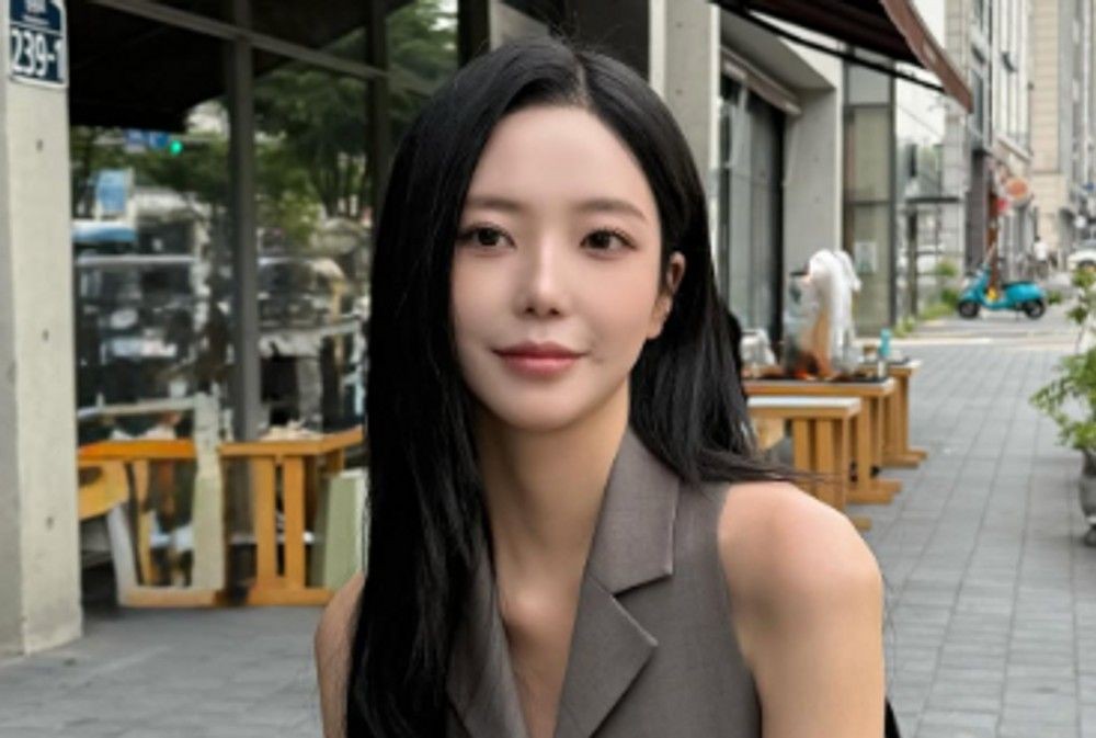노란 수영복에 섹시한 몸매 어필하는 존예 처자