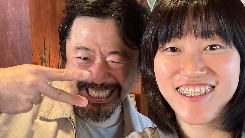 노란 수영복에 섹시한 몸매 어필하는 존예 처자