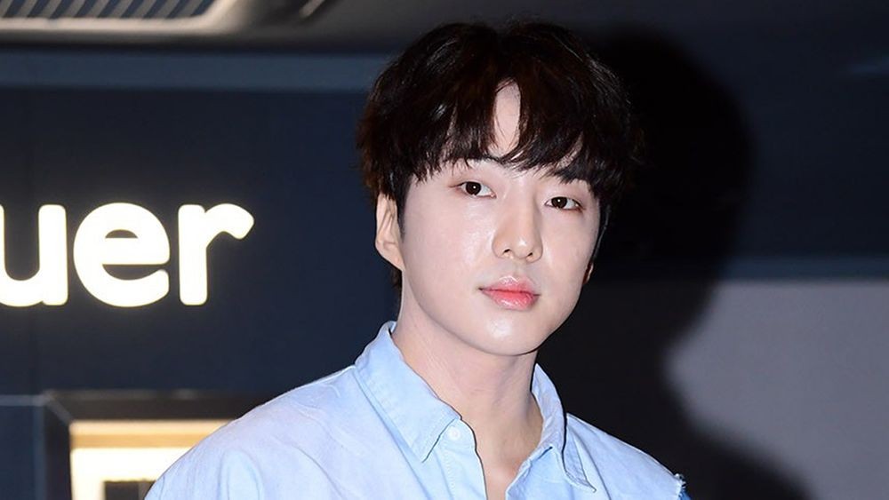 노란 수영복에 섹시한 몸매 어필하는 존예 처자