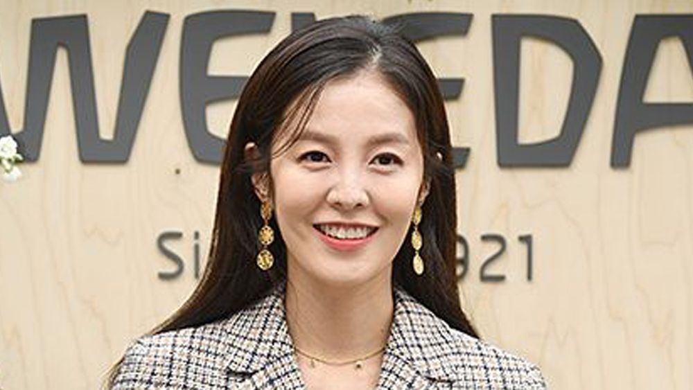 노란 수영복에 섹시한 몸매 어필하는 존예 처자