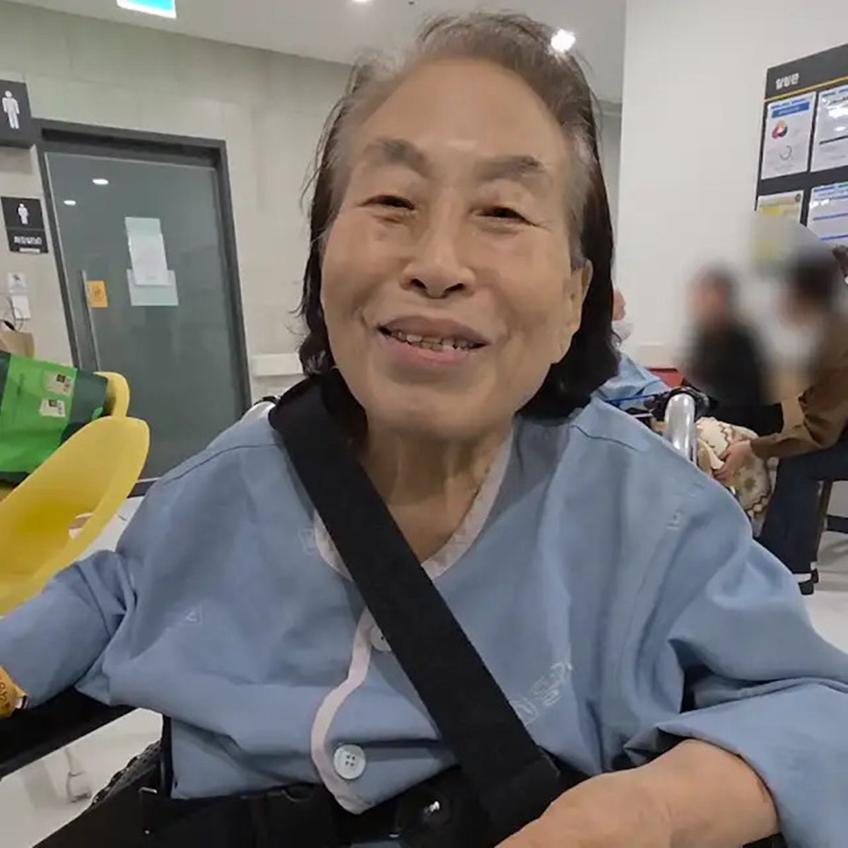 노란 수영복에 섹시한 몸매 어필하는 존예 처자