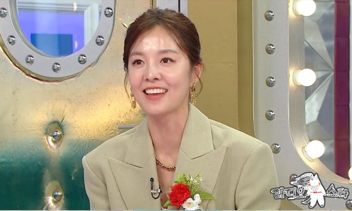 노란 수영복에 섹시한 몸매 어필하는 존예 처자