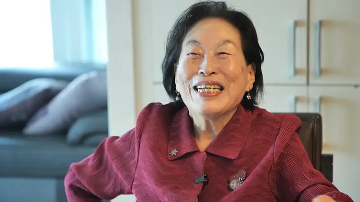 노란 수영복에 섹시한 몸매 어필하는 존예 처자