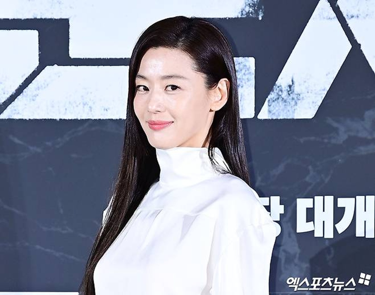 노란 수영복에 섹시한 몸매 어필하는 존예 처자
