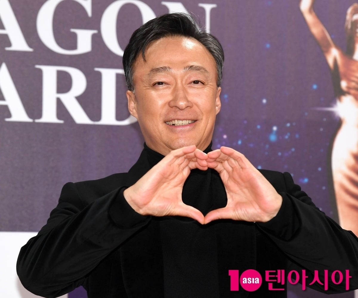 Lee Sung-min is making a finger heart pose.