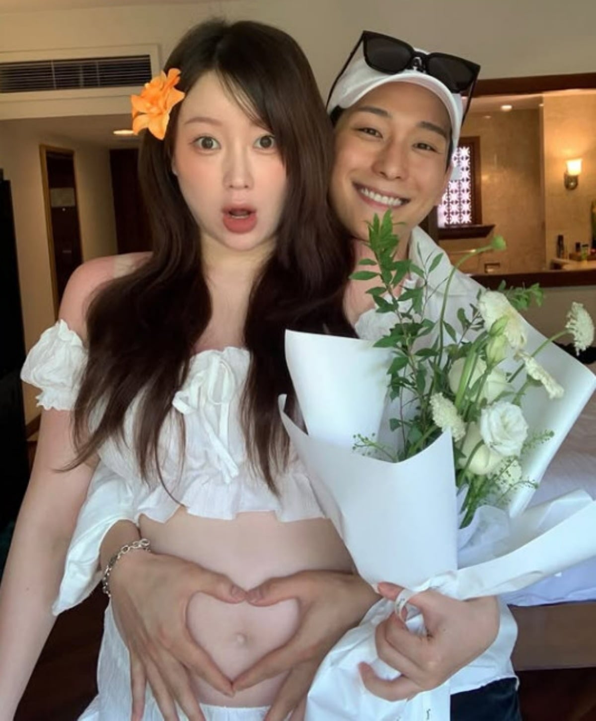 노란 수영복에 섹시한 몸매 어필하는 존예 처자