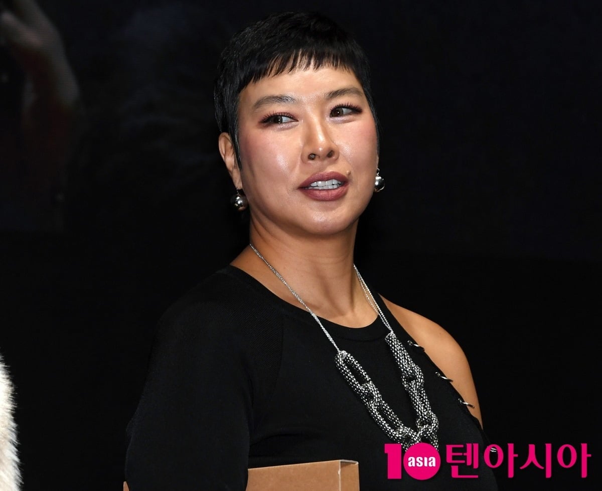 노란 수영복에 섹시한 몸매 어필하는 존예 처자