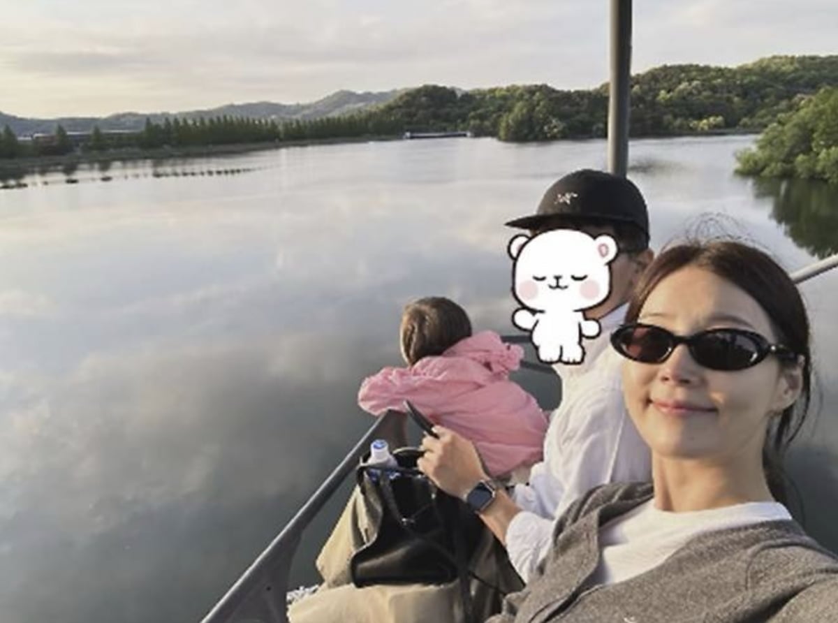 노란 수영복에 섹시한 몸매 어필하는 존예 처자