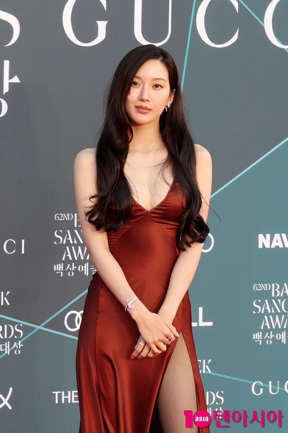 노란 수영복에 섹시한 몸매 어필하는 존예 처자