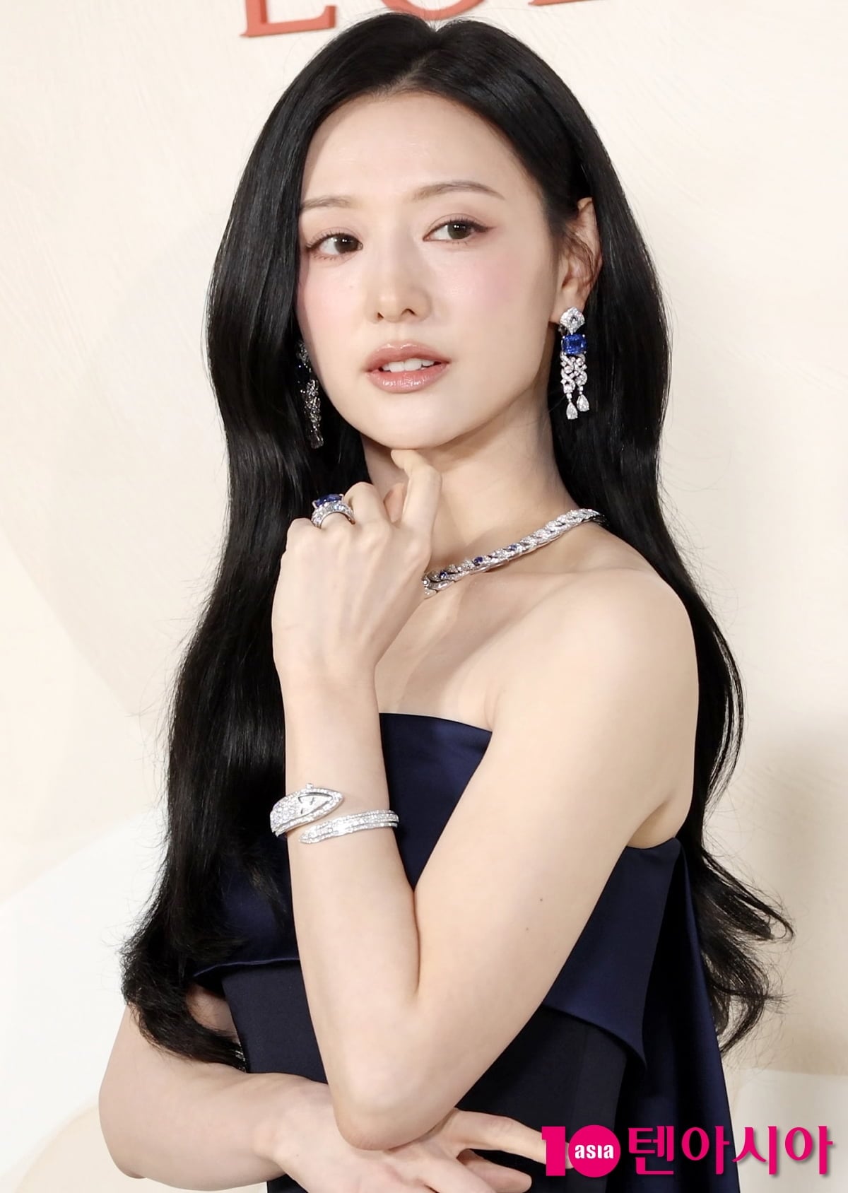 Actress Kim Ji-won and singer Jang Won-young attended the Bulgari photocall.