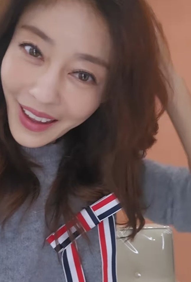 노란 수영복에 섹시한 몸매 어필하는 존예 처자