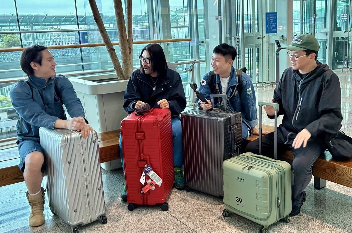 'Rollercoaster' members departed on the 12th.