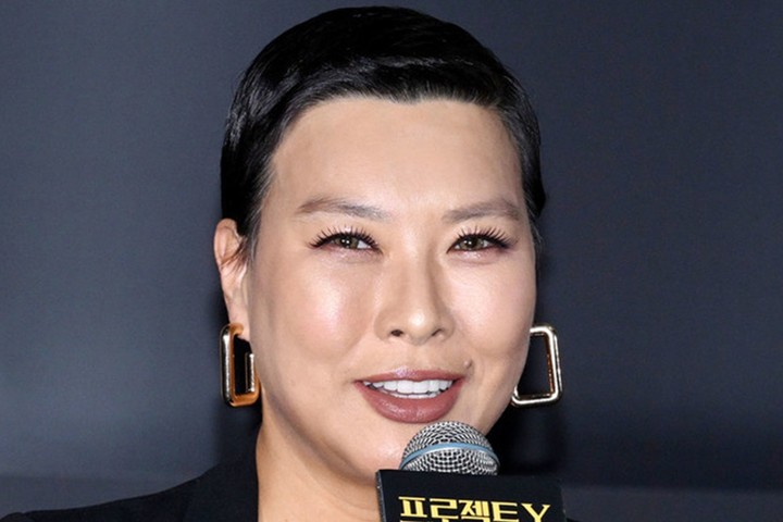 노란 수영복에 섹시한 몸매 어필하는 존예 처자