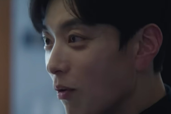 노란 수영복에 섹시한 몸매 어필하는 존예 처자