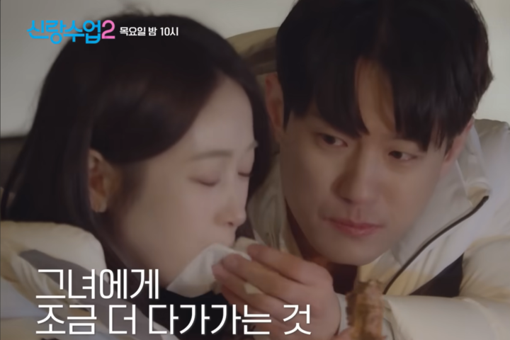 노란 수영복에 섹시한 몸매 어필하는 존예 처자