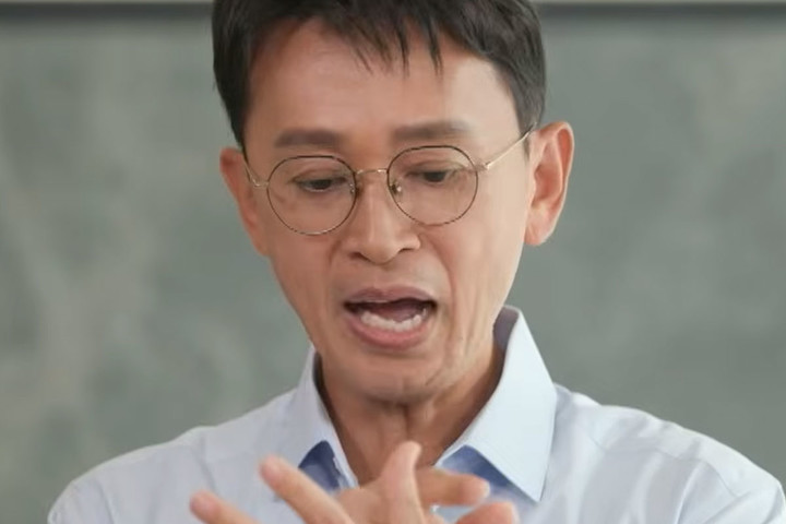 노란 수영복에 섹시한 몸매 어필하는 존예 처자