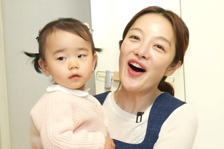 노란 수영복에 섹시한 몸매 어필하는 존예 처자