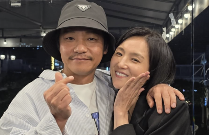 노란 수영복에 섹시한 몸매 어필하는 존예 처자