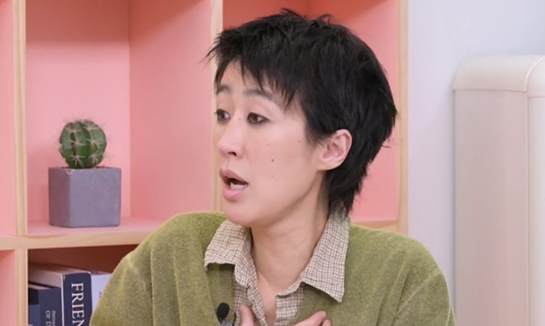 노란 수영복에 섹시한 몸매 어필하는 존예 처자