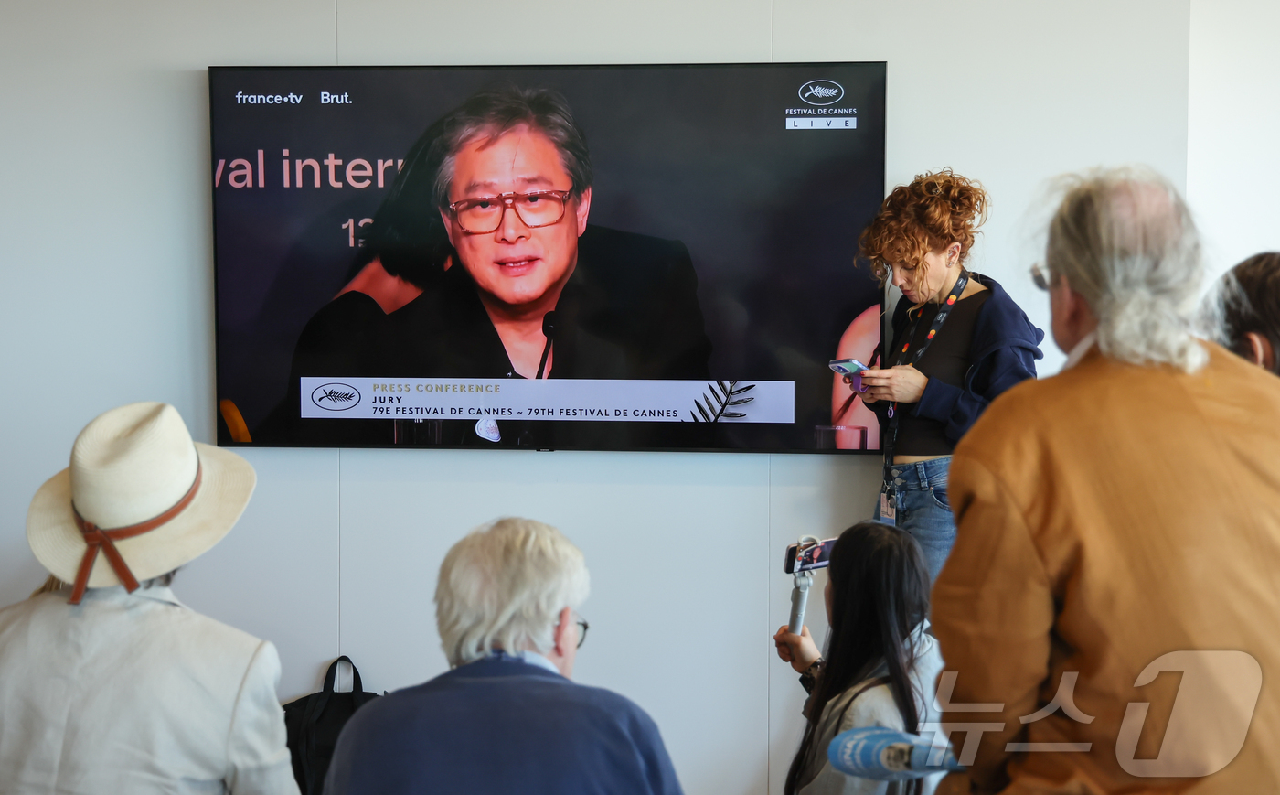 제79회 칸 국제영화제 개막일인 12일(현지시간) 프랑스 남부 소도시 칸 팔레 데 페스티발(Palais des Festivals) 기자실에서 취재진들이 스크린을 통해 경쟁부문 심사위원장을 맡은 박찬욱 감독의 기자회견을 지켜보고 있다. 2026.5.12 ⓒ 뉴스1 이준성 특파원