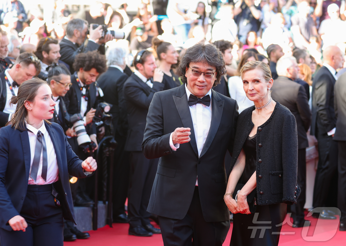 제79회 칸 국제영화제 개막일인 12일(현지시간) 프랑스 남부 소도시 칸 팔레 데 페스티발(Palais des Festivals)에서 열린 개막식 및 개막작 ‘일렉트릭 키스’(피에르 살바도리 감독·프랑스·비경쟁부문) 시사회에서 영화감독 봉준호가 프랑스 프로듀서 멜리타 토스칸 뒤 플랑티에르와 함께 레드카펫에 오르고 있다. 2026.5.13 ⓒ 뉴스1 이준성 특파원