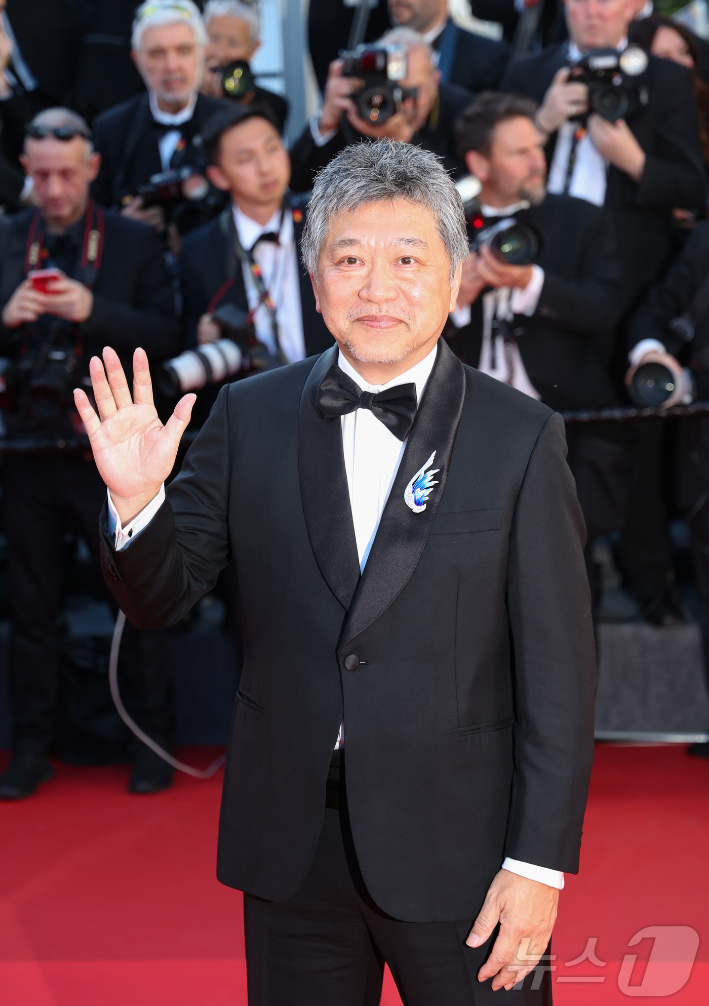 제79회 칸 국제영화제 개막일인 12일(현지시간) 프랑스 남부 소도시 칸 팔레 데 페스티발(Palais des Festivals)에서 열린 개막식 및 개막작 ‘일렉트릭 키스’(피에르 살바도리 감독·프랑스·비경쟁부문) 시사회에서 고레에다 히로카즈 감독이 레드카펫에 올라 취재진과 관객들에게 인사를 하고 있다. 2026.5.13 ⓒ 뉴스1 이준성 특파원