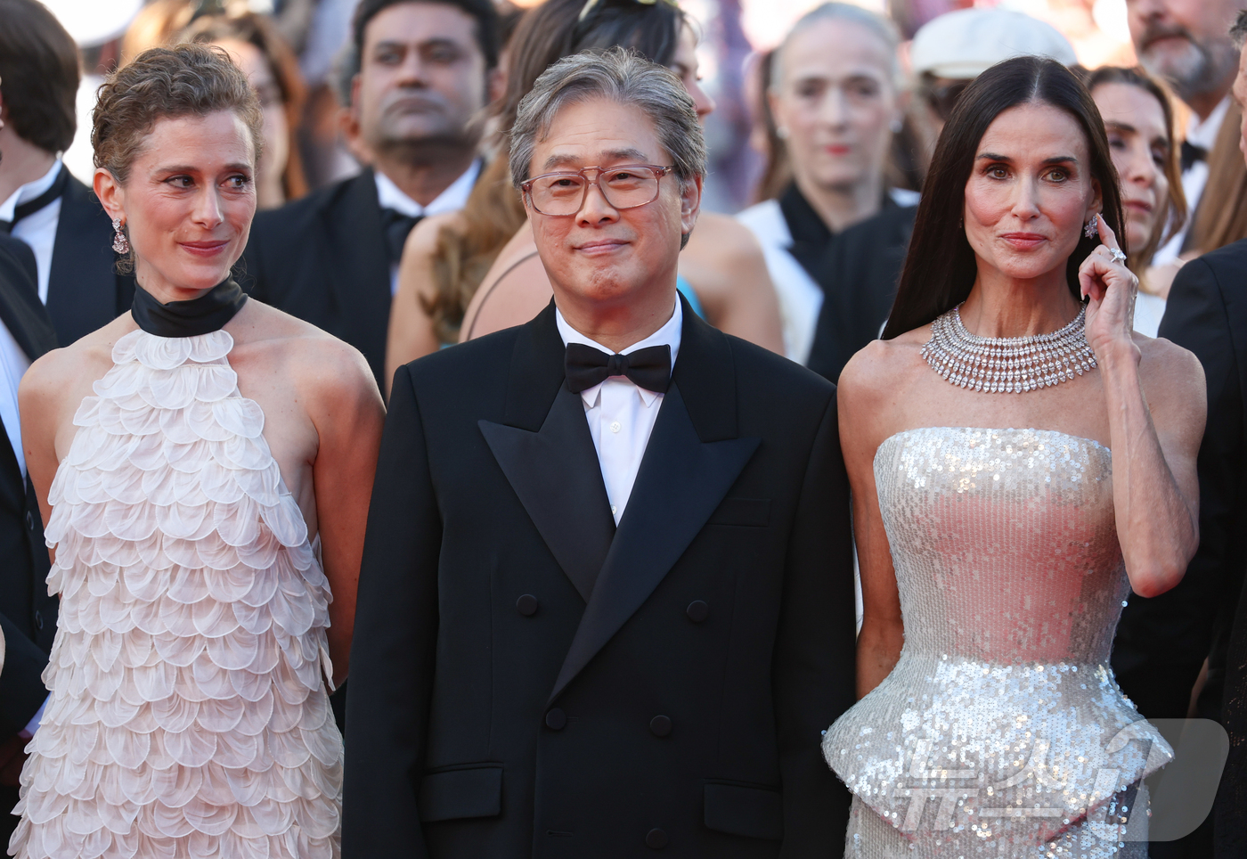 제79회 칸 국제영화제 개막일인 12일(현지시간) 프랑스 남부 소도시 칸 팔레 데 페스티발(Palais des Festivals)에서 경쟁부문 심사위원장을 맡은 박찬욱 감독과 심사위원들이 개막식 참석을 위해 레드카펫 입장을 기다리고 있다. 2026.5.13 ⓒ 뉴스1 이준성 특파원