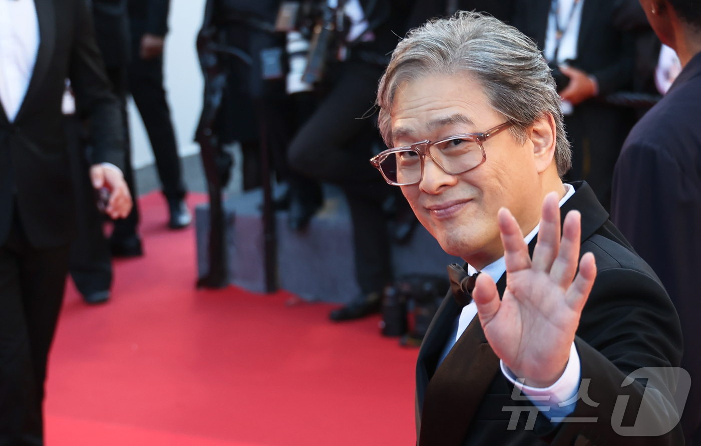 제79회 칸 국제영화제 개막일인 12일(현지시간) 프랑스 남부 소도시 칸 팔레 데 페스티발(Palais des Festivals)에서 경쟁부문 심사위원장을 맡은 박찬욱 감독과 심사위원들이 개막식 참석을 위해 레드카펫에 올라 취재진과 관객들에게 인사하고 있다. 2026.5.13 ⓒ 뉴스1 이준성 특파원