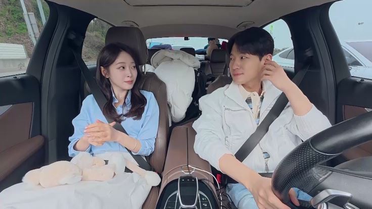 노란 수영복에 섹시한 몸매 어필하는 존예 처자