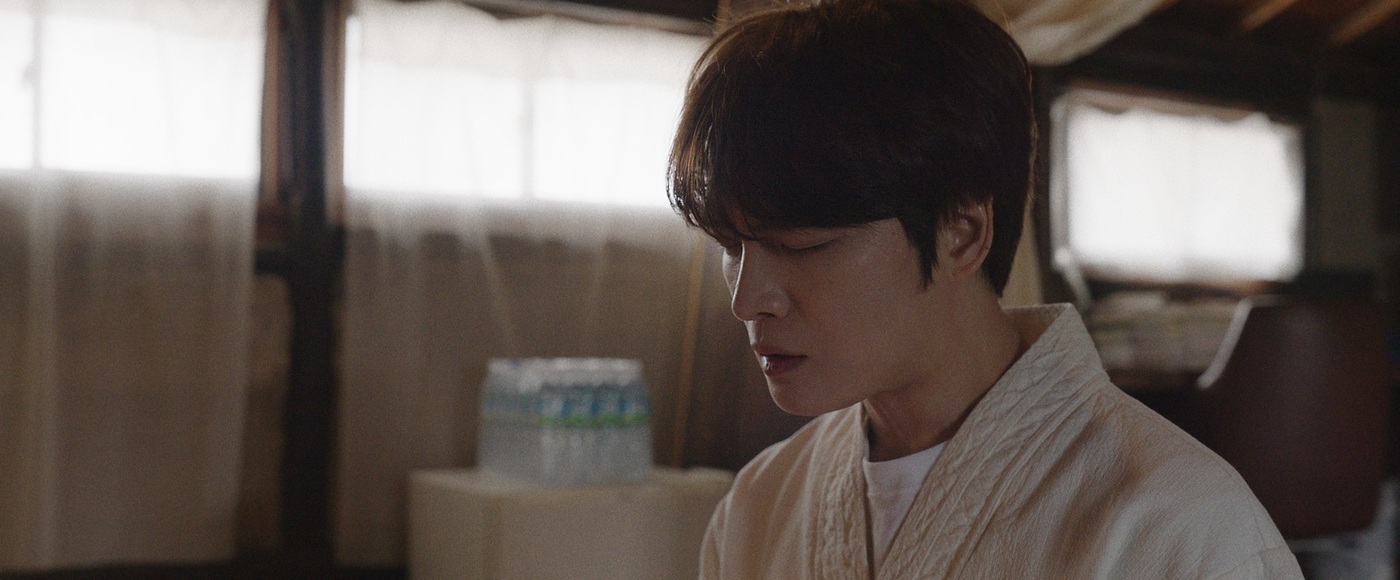 노란 수영복에 섹시한 몸매 어필하는 존예 처자