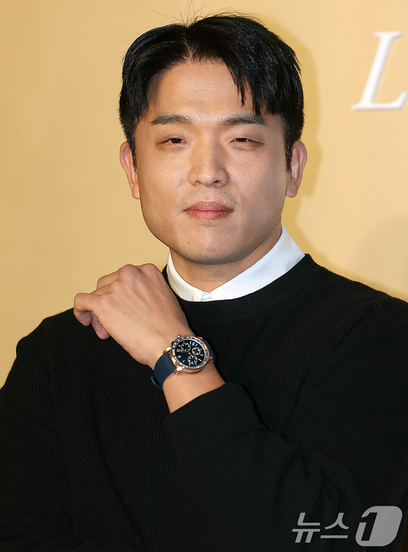 노란 수영복에 섹시한 몸매 어필하는 존예 처자