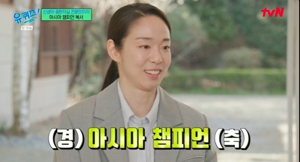 노란 수영복에 섹시한 몸매 어필하는 존예 처자