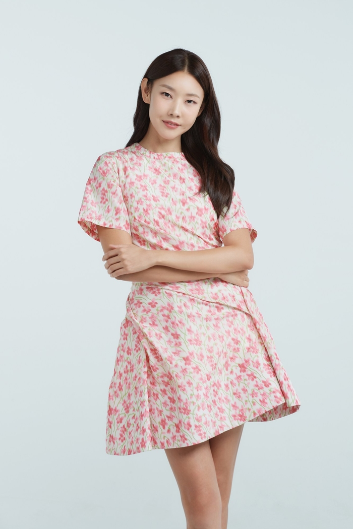 노란 수영복에 섹시한 몸매 어필하는 존예 처자
