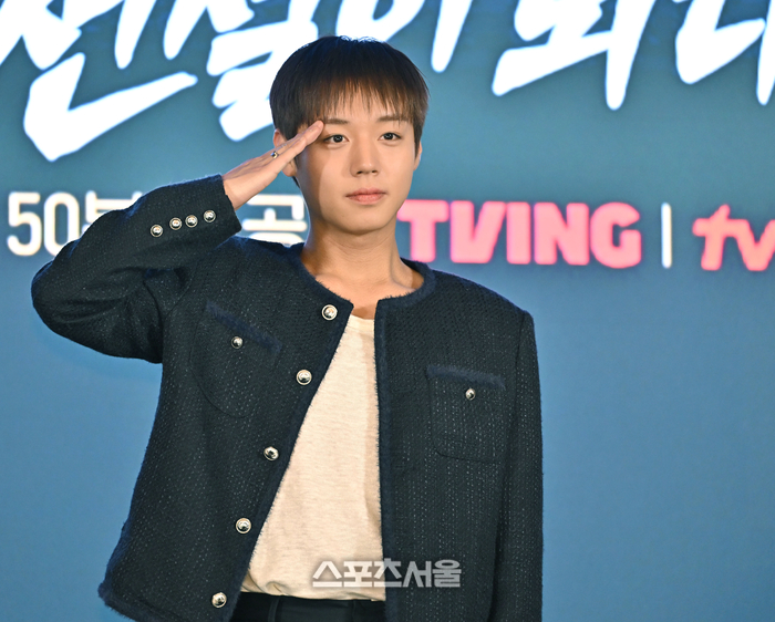 Park Ji-hoon poses at the production presentation for the TVING original 'Cooking Soldier' held at the Pullman Ambassador Seoul Eastpole Hotel on the 6th.
