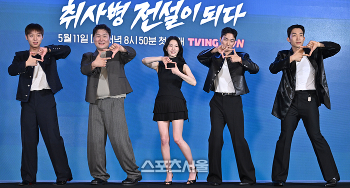 Park Ji-hoon, Yoon Kyung-ho, Han Dong-hee, Lee Hong-nae, and Lee Sang-yi (from left) pose at the production presentation for the TVING original 'Cooking Soldier' held at the Pullman Ambassador Seoul Eastpole Hotel on the 6th.