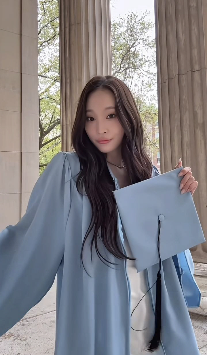 노란 수영복에 섹시한 몸매 어필하는 존예 처자
