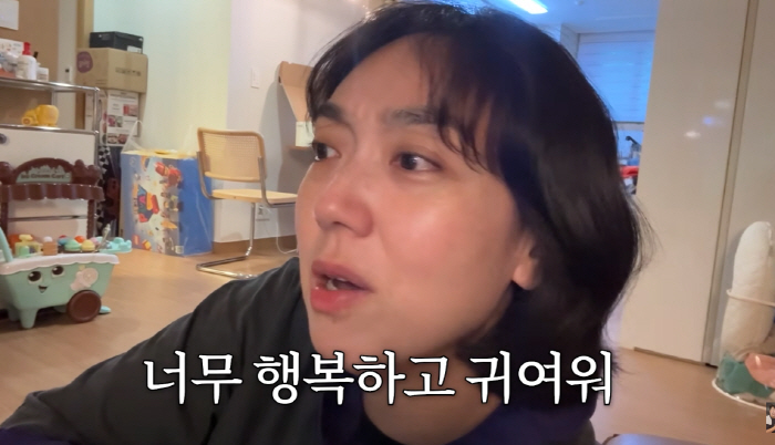 노란 수영복에 섹시한 몸매 어필하는 존예 처자