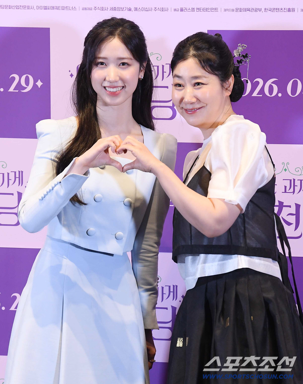 13일 오후 서울 삼성동 코엑스 메가박스에서 '이상한 과자가게 전천당' 시사회가 열렸다. 이레와 라미란이 함께 포즈 취하고 있다. 정재근 기자 cjg@sportschosun.com/2026.5.13