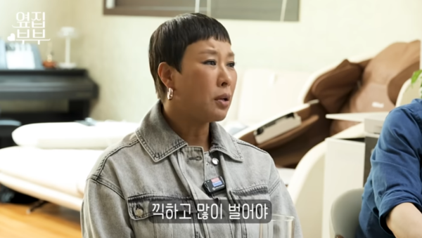 노란 수영복에 섹시한 몸매 어필하는 존예 처자