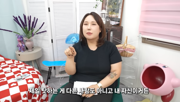 노란 수영복에 섹시한 몸매 어필하는 존예 처자