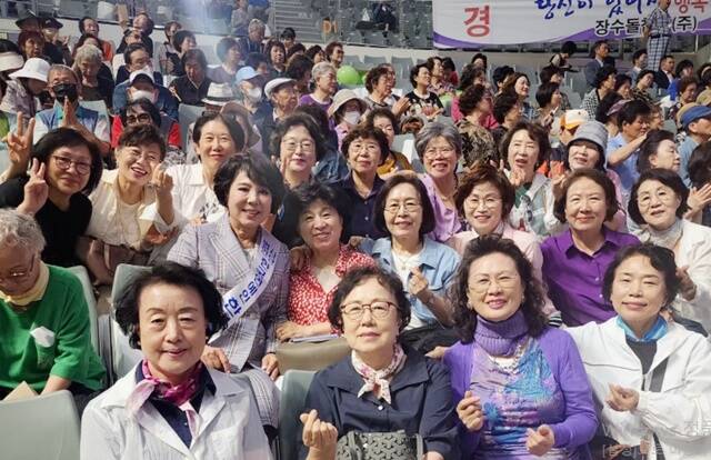 지난해 '어르신 한마음 축제'에서는 서울 지역 65세 이상 어르신 약 5000여 명이 참석해 성황을 이뤘다. 사진은 권성희 모교인 무학여고 동창생들이 함께 자리한 뒤 기념촬영하고 있다. /연예인한마음회, 온라인커뮤니티