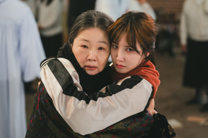 노란 수영복에 섹시한 몸매 어필하는 존예 처자